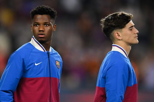 BARCELONA, SPAIN - OCTOBER 17: Ansu Fati and Pablo Martin Paez Gaviria 'Gavi' of FC Barcelona look on during the La Liga Santander match between FC Barcelona and Valencia CF at Camp Nou on October 17, 2021 in Barcelona, Spain. (Photo by David Ramos/Getty Images) La rinascita de la Masía: quando il settore giovanile salva bilancio e società- immagine 2