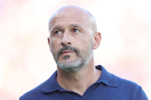 FLORENCE, ITALY - AUGUST 14: Vincenzo Italiano manager of ACF Fiorentina looks on during the Serie A match between ACF Fiorentina and US Cremonese at Stadio Artemio Franchi on August 14, 2022 in Florence, Italy. (Photo by Gabriele Maltinti/Getty Images) Italiano in Fiorentina-Cremonese