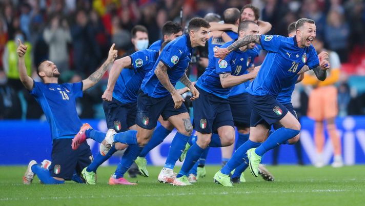 LONDON, ENGLAND - JULY 06: Giovanni Di Lorenzo, Leonardo Bonucci and Federico Bernardeschi of Italy celebrate following their team's victory in the penalty shoot out after the UEFA Euro 2020 Championship Semi-final match between Italy and Spain at Wembley Stadium on July 06, 2021 in London, England. (Photo by Laurence Griffiths/Getty Images) LONDON, ENGLAND - JULY 06: Giovanni Di Lorenzo, Leonardo Bonucci and Federico Bernardeschi of Italy celebrate following their team's victory in the penalty shoot out after the UEFA Euro 2020 Championship Semi-final match between Italy and Spain at Wembley Stadium on July 06, 2021 in London, England. (Photo by Laurence Griffiths/Getty Images)