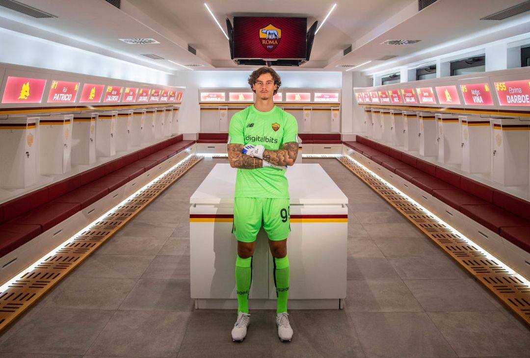Ecco Svilar: gli scatti tra arrivo, firma e nuova maglia a Trigoria – FOTO GALLERY - immagine 27