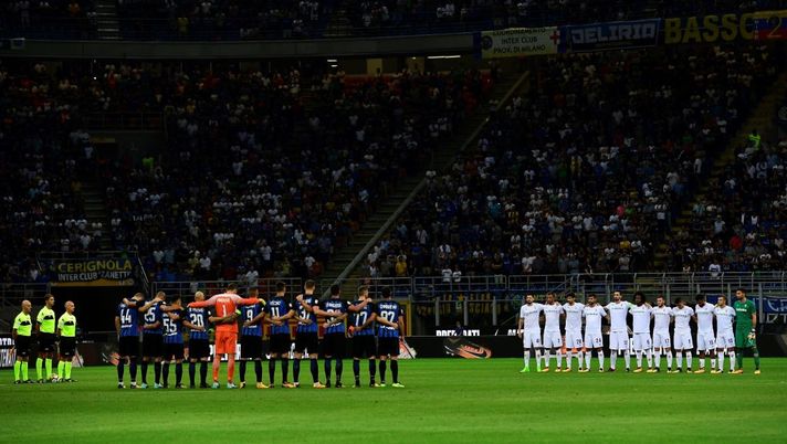 Inter Milan's and Fiorentina's  players observe a minute of silence in tribute to the victims of the Barcelona Rambla attack before the  the Italian Serie A football match Inter Milan vs Fiorentina at the San Siro stadium in Milan on August 20, 2017. / AFP PHOTO / MIGUEL MEDINA        (Photo credit should read MIGUEL MEDINA/AFP/Getty Images) 