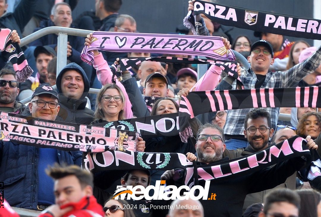 FOTOTIFO Palermo-Como 3-0, gli scatti ai tifosi al “Renzo Barbera” (GALLERY) - immagine 36
