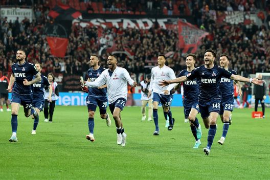 La gioia finale del Colonia (Photo by Christof Koepsel/Getty Images) Derby del Reno spostato di 2 giorni? I tifosi del Colonia protestano, palle da tennis contro tutti- immagine 3
