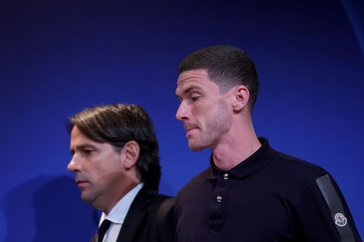 MUNICH, GERMANY - OCTOBER 31: Simone Inzaghi, head coach of FC Internazionale arrives with his palyer Robin Gosens for a press conference ahead of their UEFA Champions League group C match against FC Bayern München at Allianz Arena on October 31, 2022 in Munich, Germany. (Photo by Alexander Hassenstein/Getty Images) Gosens via? Marotta in lista ha Pedraza e altri 3 nomi: “Profili raggiungibili a basso costo”- immagine 2