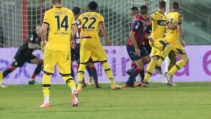 CROTONE, ITALY - DECEMBER 22: Juraj Kukca of Parma scores his team's first goal during the Serie A match between FC Crotone and Parma Calcio at Stadio Comunale Ezio Scida on December 22, 2020 in Crotone, Italy. (Photo by Maurizio Lagana/Getty Images) 