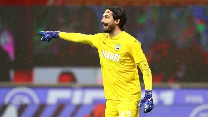 MILAN, ITALY - APRIL 21: Andrea Consigli of US Sassuolo directs his defense during the Serie A match between AC Milan and US Sassuolo at Stadio Giuseppe Meazza on April 21, 2021 in Milan, Italy. (Photo by Marco Luzzani/Getty Images) 
