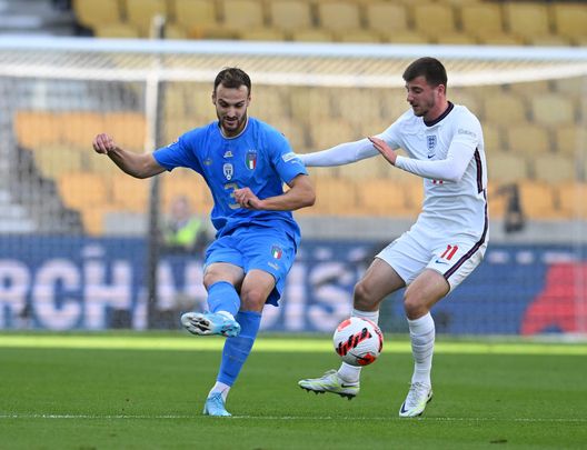 WOLVERHAMPTON, ENGLAND - JUNE 11: Federico Gatti of Italy and Mason Mount of England in action during the UEFA Nations League League A Group 3 match between England and Italy at Molineux on June 11, 2022 in Wolverhampton, England. (Photo by Claudio Villa/Getty Images) Comparazione quote, Germania-Italia: ecco le chance azzurre secondo gli analisti- immagine 2