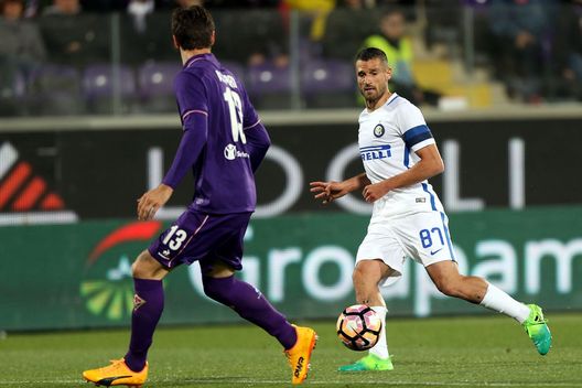 FLORENCE, ITALY - APRIL 22: Davide Astori of ACF Fiorentina battles for the ball with Antonio Candreva of FC Internazionale during the Serie A match between ACF Fiorentina v FC Internazionale at Stadio Artemio Franchi on April 22, 2017 in Florence, Italy. (Photo by Gabriele Maltinti/Getty Images) FLORENCE, ITALY - APRIL 22: Davide Astori of ACF Fiorentina battles for the ball with Antonio Candreva of FC Internazionale during the Serie A match between ACF Fiorentina v FC Internazionale at Stadio Artemio Franchi on April 22, 2017 in Florence, Italy. (Photo by Gabriele Maltinti/Getty Images)