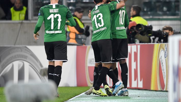 MOENCHENGLADBACH, GERMANY - NOVEMBER 07: Florian Neuhaus of Borussia Monchengladbach and team mates celebrate their first goal (An own goal scored by Federico Fazio of AS Roma) during the UEFA Europa League group J match between Borussia Moenchengladbach and AS Roma at Borussia-Park on November 07, 2019 in Moenchengladbach, Germany. (Photo by Jörg Schüler/Bongarts/Getty Images) MOENCHENGLADBACH, GERMANY - NOVEMBER 07: Florian Neuhaus of Borussia Monchengladbach and team mates celebrate their first goal (An own goal scored by Federico Fazio of AS Roma) during the UEFA Europa League group J match between Borussia Moenchengladbach and AS Roma at Borussia-Park on November 07, 2019 in Moenchengladbach, Germany. (Photo by Jörg Schüler/Bongarts/Getty Images)