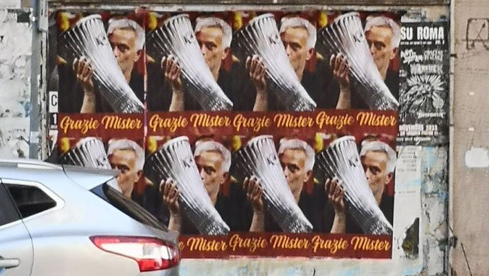 Roma, i tifosi salutano Mourinho. Manifesti in città: “Grazie mister” - immagine 1