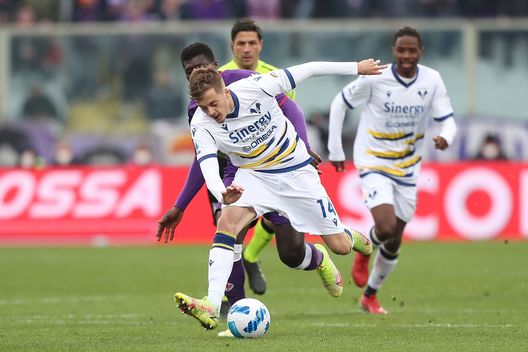 FLORENCE, ITALY - MARCH 06: Ivan Ilic of Hellas Verona in action during the Serie A match between ACF Fiorentina and Hellas Verona FC at Stadio Artemio Franchi on March 6, 2022 in Florence, Italy. (Photo by Gabriele Maltinti/Getty Images) FLORENCE, ITALY - MARCH 06: Ivan Ilic of Hellas Verona in action during the Serie A match between ACF Fiorentina and Hellas Verona FC at Stadio Artemio Franchi on March 6, 2022 in Florence, Italy. (Photo by Gabriele Maltinti/Getty Images)
