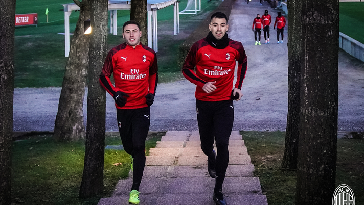 Davide Calabria ed Alessio Romagnoli in allenamento con il Milan a Milanello (credits: acmilan.com) 