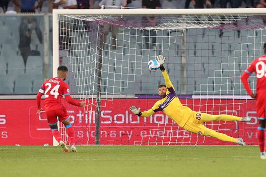 FLORENCE, ITALY - OCTOBER 03: Lorenzo Insigne of SSC Napoli misses a penalty during the Serie A match between ACF Fiorentina v SSC Napoli at Stadio Artemio Franchi on October 3, 2021 in Florence, Italy. (Photo by Gabriele Maltinti/Getty Images) FLORENCE, ITALY - OCTOBER 03: Lorenzo Insigne of SSC Napoli misses a penalty during the Serie A match between ACF Fiorentina v SSC Napoli at Stadio Artemio Franchi on October 3, 2021 in Florence, Italy. (Photo by Gabriele Maltinti/Getty Images)