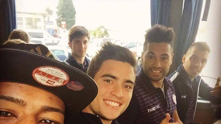 Foto: Manuel Arteaga in pullman verso l’allenamento, con lui c’è anche l’ex Palermo Julian Velazquez 