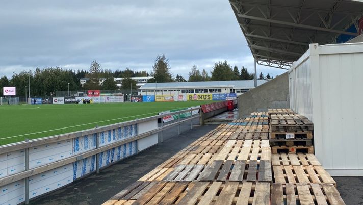 Islanda, troppi tifosi per la partita che vale il titolo: le cassette della frutta diventano tribune! Islanda, troppi tifosi per la partita che vale il titolo: le cassette della frutta diventano tribune!