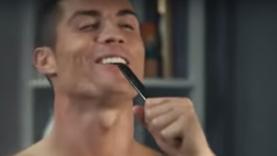 VIDEO / Cristiano Ronaldo in versione Kevin McCallister e la mamma…
