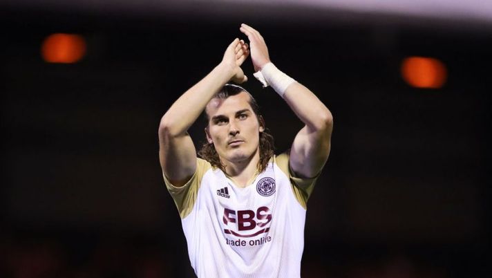 STOCKPORT, ENGLAND - AUGUST 23: Caglar Soyuncu of Leicester City applauds fans after the Carabao Cup Second Round match between Stockport County and Leicester City at Edgeley Park on August 23, 2022 in Stockport, England. (Photo by Charlotte Tattersall/Getty Images) Retroscena Soyuncu: a un passo dall’Atletico, ma ci aveva provato anche un club italiano - immagine 1