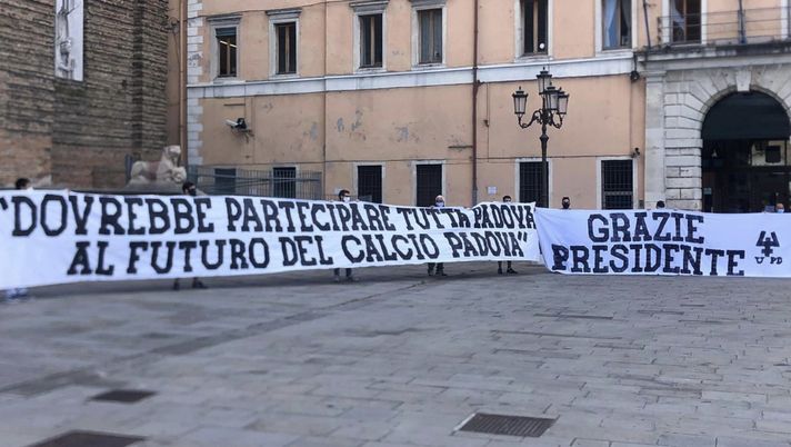 L&#8217;ultimo saluto a Marino Puggina, lo striscione dei tifosi 