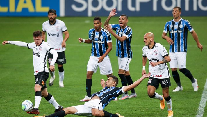 SAO PAULO, BRAZIL - NOVEMBER 22: (L-R) Lucas Piton of Corinthians and Diego Souza of Gremio fight for the ball during the match as part of Brasileirao Series A 2020 at Neo Quimica Arena on November 22, 2020 in Sao Paulo, Brazil. (Photo by Alexandre Schneider/Getty Images) 