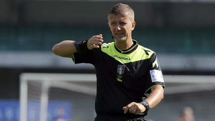 VERONA, ITALY - SEPTEMBER 11:  Referee Daniel Orsato is seen during the Serie A match between AC Chievo Verona and SS Lazio at Stadio Marc'Antonio Bentegodi on September 11, 2016 in Verona, Italy. (Photo by Marco Rosi/Getty Images)