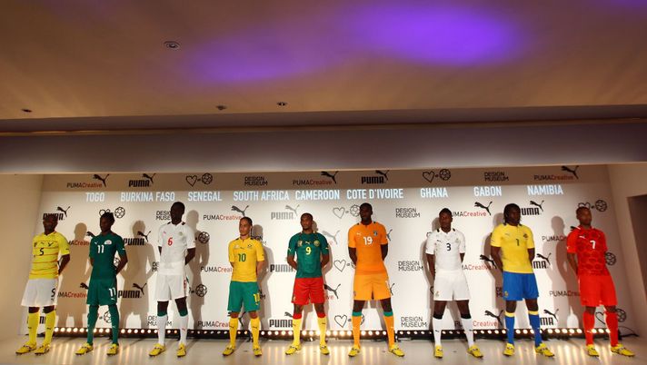 LONDON, ENGLAND - NOVEMBER 07: (L-R) Serge Akakpo of Togo, Jonathan Pitropia of Burkina Faso, Khader Mangane of Senegal, Steven Pienaar of South Africa, Samuel Eto'o of Cameroon, Yaya Toure of Ivory Coast, Asamoah Gyan of Ghana, Didier Ovono of Gabon and Bradley Wermann of Namibia pose during the Puma 2012 African Football Kit Launch at the Design Museum on November 7, 2011 in London, England. Each kit is designed by a renowned artist from each nation sourced through the Creative African Network - a PUMA platform connecting dedicated artists to the creative world. (Photo by Richard Heathcote/Getty Images for Puma) Sudafrica, finale di campionato farsa: un 59-1 (con 41 autogol), un 33-1 e quattro squadre bandite per sempre - immagine 1