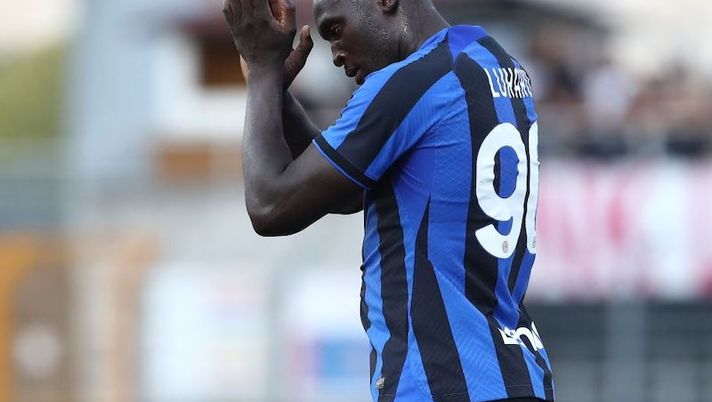 LUGANO, SWITZERLAND - JULY 12: Romelu Lukaku of FC Internazionale salutes the crowd during Pre-season Friendly between FC Lugano v FC Internazionale at Cornaredo Stadium on July 12, 2022 in Lugano, Switzerland. (Photo by Marco Luzzani/Getty Images) Lukaku è tornato in gruppo e non si è risparmiato, Sky: “Si va verso la convocazione” - immagine 1