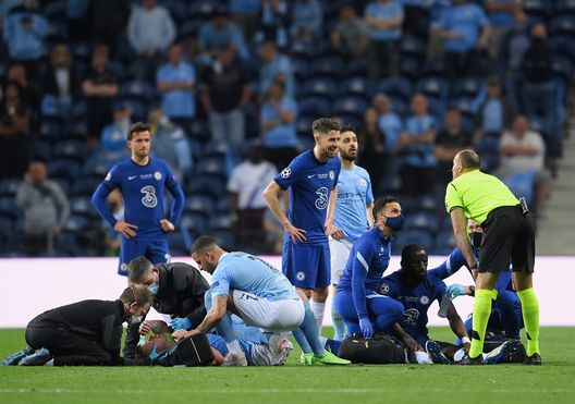 PORTO, PORTUGAL - MAY 29: Kevin De Bruyne of Manchester City and Antonio Rudiger of Chelsea receive medical treatment during the UEFA Champions League Final between Manchester City and Chelsea FC at Estadio do Dragao on May 29, 2021 in Porto, Portugal. (Photo by David Ramos/Getty Images) PORTO, PORTUGAL - MAY 29: Kevin De Bruyne of Manchester City and Antonio Rudiger of Chelsea receive medical treatment during the UEFA Champions League Final between Manchester City and Chelsea FC at Estadio do Dragao on May 29, 2021 in Porto, Portugal. (Photo by David Ramos/Getty Images)