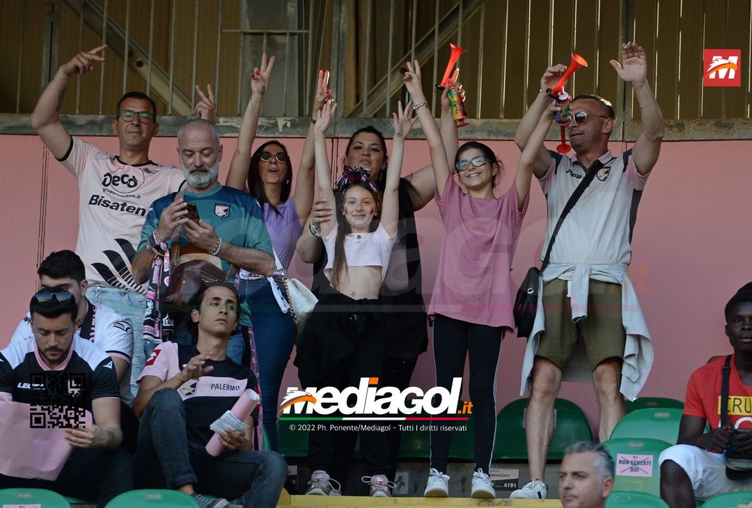 Fototifo, facce da Serie B. I tifosi allo stadio per Palermo-Padova 1-0 - immagine 32
