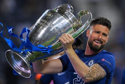  PORTO, PORTUGAL - MAY 29: Olivier Giroud of Chelsea celebrates with the Champions League Trophy following their team's victory in the UEFA Champions League Final between Manchester City and Chelsea FC at Estadio do Dragao on May 29, 2021 in Porto, Portugal. (Photo by David Ramos/Getty Images) 