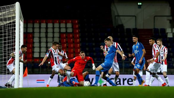 TILBURG, NETHERLANDS - OCTOBER 31: Goalkeeper, Jorn Brondeel with Jordens Peters and Sebastian Holmen of Willem II clear the ball away from Jacob Rasmussen of Vitesse Arnhem during the Dutch Eredivisie match between Willem II and Vitesse at Koning Willem II Stadium on October 31, 2020 in Tilburg, Netherlands. (Photo by Dean Mouhtaropoulos/Getty Images) TILBURG, NETHERLANDS - OCTOBER 31: Goalkeeper, Jorn Brondeel with Jordens Peters and Sebastian Holmen of Willem II clear the ball away from Jacob Rasmussen of Vitesse Arnhem during the Dutch Eredivisie match between Willem II and Vitesse at Koning Willem II Stadium on October 31, 2020 in Tilburg, Netherlands. (Photo by Dean Mouhtaropoulos/Getty Images)