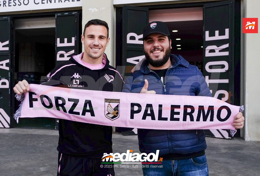 FOTO PALERMO, Valerio Verre: autografi e selfie con i tifosi del Palermo (Gallery)- immagine 1