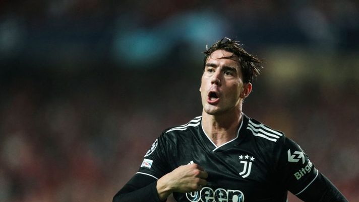 Juventus' Serbian forward Dusan Vlahovic celebrates after scoring his team's first goal during the UEFA Champions League 2nd round group H football match between SL Benfica and Juventus FC, at the Luz stadium in Lisbon on October 25, 2022. (Photo by CARLOS COSTA / AFP) (Photo by CARLOS COSTA/AFP via Getty Images) Mauro: “Pubalgia Vlahovic? Non ti alzi dal letto”. Caressa aggiunge: “So da esperti che…” - immagine 1