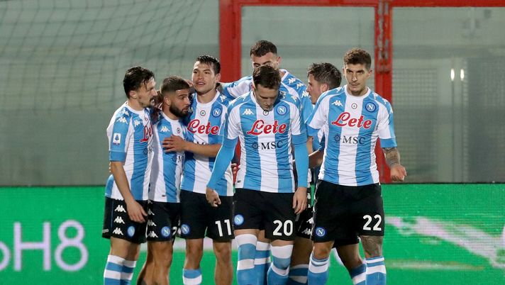 CROTONE, ITALY - DECEMBER 06:  Hirving Lozano of Napoli celebrates the  second goal during the Serie A match between FC Crotone and SSC Napoli at Stadio Comunale Ezio Scida on December 06, 2020 in Crotone, Italy. (Photo by Maurizio Lagana/Getty Images) 