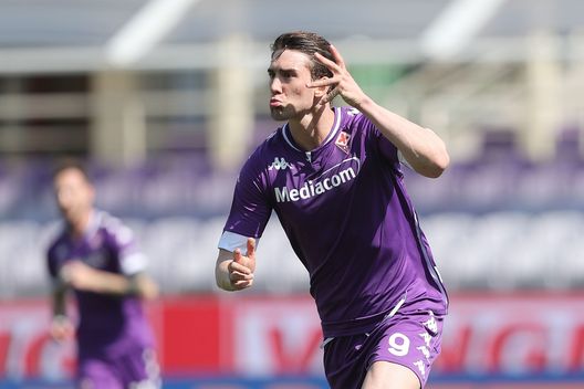 FLORENCE, ITALY - APRIL 25: Dusan Vlahovic of ACF Fiorentina celebrates after scoring a goal during the Serie A match between ACF Fiorentina and Juventus at Stadio Artemio Franchi on April 25, 2021 in Florence, Italy. Sporting stadiums around Italy remain under strict restrictions due to the Coronavirus Pandemic as Government social distancing laws prohibit fans inside venues resulting in games being played behind closed doors. (Photo by Gabriele Maltinti/Getty Images) FLORENCE, ITALY - APRIL 25: Dusan Vlahovic of ACF Fiorentina celebrates after scoring a goal during the Serie A match between ACF Fiorentina and Juventus at Stadio Artemio Franchi on April 25, 2021 in Florence, Italy. Sporting stadiums around Italy remain under strict restrictions due to the Coronavirus Pandemic as Government social distancing laws prohibit fans inside venues resulting in games being played behind closed doors. (Photo by Gabriele Maltinti/Getty Images)