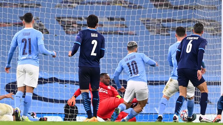 MANCHESTER, ENGLAND - DECEMBER 09: Sergio Aguero of Manchester City scores their sides second goal past Steve Mandanda of Olympique de Marseille during the UEFA Champions League Group C stage match between Manchester City and Olympique de Marseille at Etihad Stadium on December 09, 2020 in Manchester, England. The match will be played without fans, behind closed doors as a Covid-19 precaution. (Photo by Laurence Griffiths/Getty Images) MANCHESTER, ENGLAND - DECEMBER 09: Sergio Aguero of Manchester City scores their sides second goal past Steve Mandanda of Olympique de Marseille during the UEFA Champions League Group C stage match between Manchester City and Olympique de Marseille at Etihad Stadium on December 09, 2020 in Manchester, England. The match will be played without fans, behind closed doors as a Covid-19 precaution. (Photo by Laurence Griffiths/Getty Images)