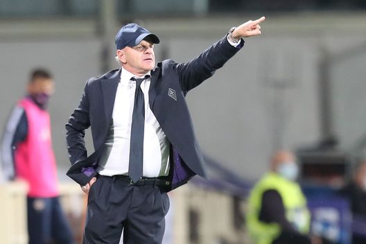 FLORENCE, ITALY - MAY 08: Giuseppe Iachini manager of ACF Fiorentina gestures during the Serie A match between ACF Fiorentina and SS Lazio at Stadio Artemio Franchi on May 8, 2021 in Florence, Italy. Sporting stadiums around Italy remain under strict restrictions due to the Coronavirus Pandemic as Government social distancing laws prohibit fans inside venues resulting in games being played behind closed doors. (Photo by Gabriele Maltinti/Getty Images) FLORENCE, ITALY - MAY 08: Giuseppe Iachini manager of ACF Fiorentina gestures during the Serie A match between ACF Fiorentina and SS Lazio at Stadio Artemio Franchi on May 8, 2021 in Florence, Italy. Sporting stadiums around Italy remain under strict restrictions due to the Coronavirus Pandemic as Government social distancing laws prohibit fans inside venues resulting in games being played behind closed doors. (Photo by Gabriele Maltinti/Getty Images)