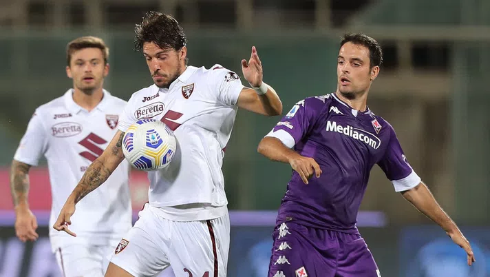 FLORENCE, ITALY - SEPTEMBER 19: Simone Verdi of Torino FC in action against Giacomo Bonaventura of ACF Fiorentina during the Serie A match between ACF Fiorentina and Torino FC at Stadio Artemio Franchi on September 19, 2020 in Florence, Italy.  (Photo by Gabriele Maltinti/Getty Images)