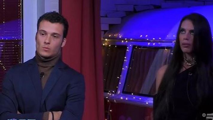 Antonella Fiordelisi, scoppia la gelosia al GF: “Per il mio fidanzato no ex come amiche”  Antonella Fiordelisi, scoppia la gelosia al GF: “Per il mio fidanzato no ex come amiche” - immagine 1