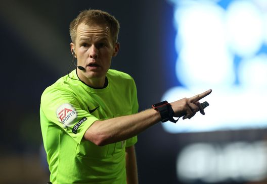 L'arbitro Gavin Ward (Photo by Eddie Keogh/Getty Images) Ferma il contropiede e diventa lo “zainetto” dell’avversario”: tutto da ridere in Sunderland-Bristol- immagine 2