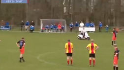 VIDEO / Paesi Bassi, entra in campo con lo scooter durante la partita