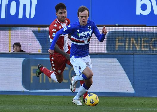 GENOA, ITALY FEBRUARY 14: Mikkel Damsgaard of UC Sampdoria battles for the ball with Erick Pulgar of ACF Fiorentina during the Serie A match between UC Sampdoria and ACF Fiorentina- Serie A at Stadio Luigi Ferraris on February 14, 2021 in Genoa, Italy. (Photo by Paolo Rattini/Getty Images) GENOA, ITALY FEBRUARY 14: Mikkel Damsgaard of UC Sampdoria battles for the ball with Erick Pulgar of ACF Fiorentina during the Serie A match between UC Sampdoria and ACF Fiorentina- Serie A at Stadio Luigi Ferraris on February 14, 2021 in Genoa, Italy. (Photo by Paolo Rattini/Getty Images)