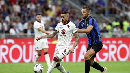 MILAN, ITALY - SEPTEMBER 10: Sasa Lukic of Torino FC is challenged by Stefan de Vrij of FC Internazionale during the Serie A match between FC Internazionale and Torino FC at Stadio Giuseppe Meazza on September 10, 2022 in Milan, Italy. (Photo by Marco Luzzani/Getty Images) Inter-Torino
