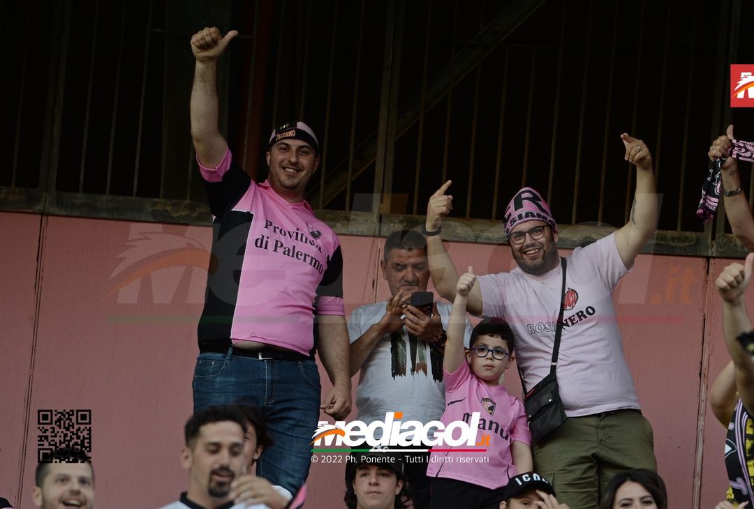 Fototifo, i tifosi allo stadio per Palermo-Feralpisaló 1-0 (gallery) - immagine 115