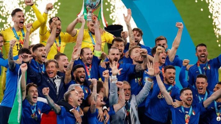 Italy's defender Giorgio Chiellini (C) raises the European Championship trophy during the presentation after Italy won the UEFA EURO 2020 final football match between Italy and England at the Wembley Stadium in London on July 11, 2021. (Photo by JOHN SIBLEY / POOL / AFP) (Photo by JOHN SIBLEY/POOL/AFP via Getty Images) SIAMO CAMPIONI D’EUROPA! Mancini in lacrime: “Ora tutta Italia deve festeggiare” - immagine 1
