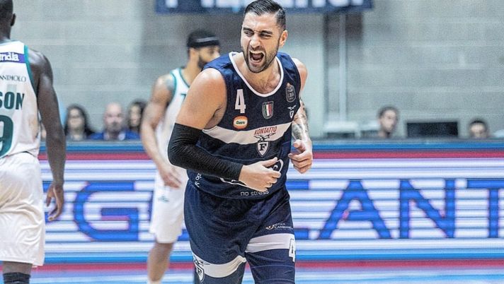 Il derby di basket è andato male per l'ex Aradori Il derby di basket è andato male per l'ex Aradori