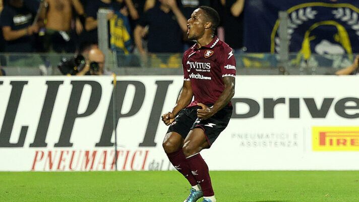 SALERNO, ITALY - SEPTEMBER 22: Jovane Cabral of US Salernitana celebrates after scoring the 1-1 goal during the Serie A TIM match between US Salernitana and Frosinone Calcio at Stadio Arechi on September 22, 2023 in Salerno, Italy. (Photo by Francesco Pecoraro/Getty Images) Voti fantacalcio: Jovane come Turati, bene Candreva! Cheddira più di Mazzocchi - immagine 1