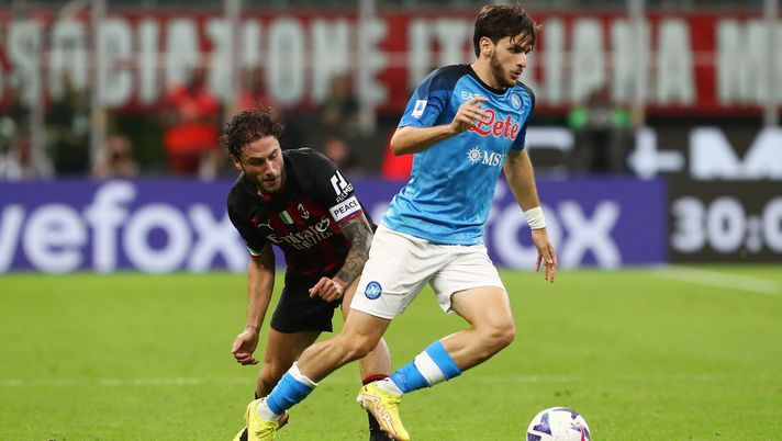 MILAN, ITALY - SEPTEMBER 18: Khvicha Kvaratskhelia of SSC Napoli is challenged by Davide Calabria of AC Milan during the Serie A match between AC Milan and SSC Napoli at Stadio Giuseppe Meazza on September 18, 2022 in Milan, Italy. (Photo by Marco Luzzani/Getty Images) Milan-Napoli, le statistiche del primo tempo: i numeri premiano i rossoneri - immagine 1