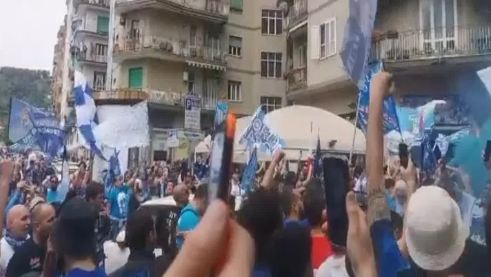 Festeggiamenti Napoli, anziana signora ferisce un giovane con la candeggina: il fatto - immagine 1