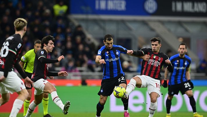 MILAN, ITALY - FEBRUARY 05: Henrikh Mkhitaryan of FC Internazionale, in action, is challenged by Brahim Diaz of AC Milan during the Serie A match between FC Internazionale and AC Milan at Stadio Giuseppe Meazza on February 05, 2023 in Milan, Italy. (Photo by Mattia Ozbot - Inter/Inter via Getty Images) Due derby vinti, la gioia “pazzesca” di Mkhitaryan - immagine 1