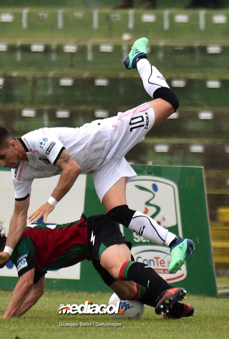  TERNI, ITALY - MAY 05: Igor Coronado of US Città di Palermo and Andrea Paolucci of Ternana Calcio in action during the serie B match between Ternana Calcio and US Citta di Palermo at Stadio Libero Liberati on May 5, 2018 in Terni, Italy.  (Photo by Giuseppe Bellini/Getty Images) 